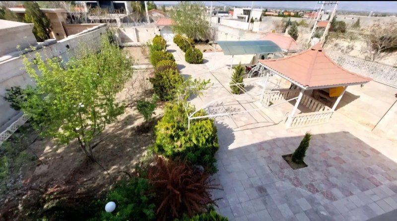 ویلا 1000 متری سه خوابه در چهارباغ کرج13689924409
